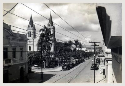 A Matriz em duas décadas: na foto acima, em 1941. Abaixo, em 1952